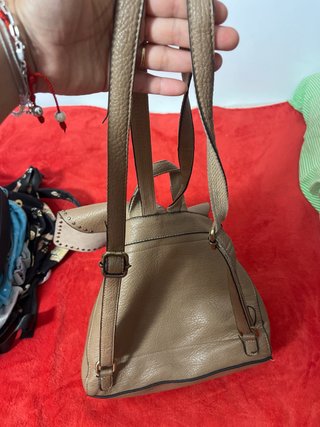 Bolso Mochila Beige con Tachuelas