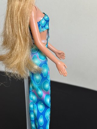 Barbie 2000 con vestito nails