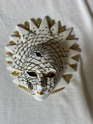 Maschera decorativa in ceramica bianca e oro