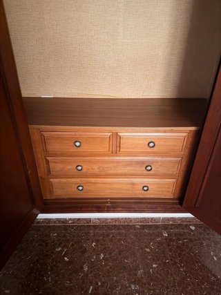 Armarios empotrados de madera.