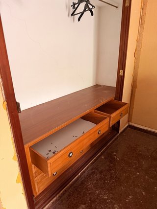 Armarios empotrados de madera.