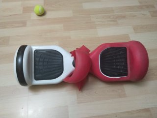 Hoverboard Blanco con fundas rojas
