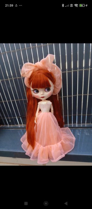 Muñeca Blythe pelirroja con vestido rosa
