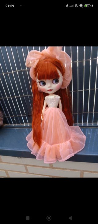 Muñeca Blythe pelirroja con vestido rosa