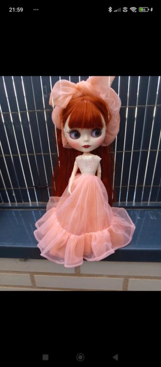 Muñeca Blythe pelirroja con vestido rosa