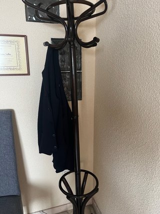Perchero de madera oscuro