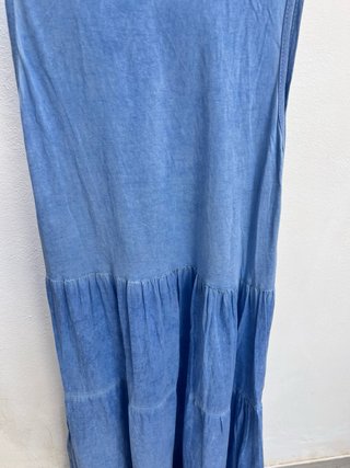 Vestido de verano azul sin mangas