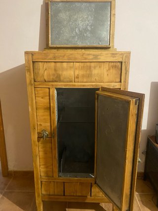 Nevera de hielo antigua de madera