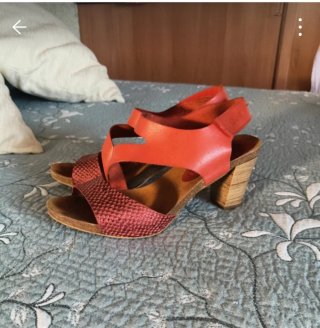 Sandalias de tacón rojas comodas
