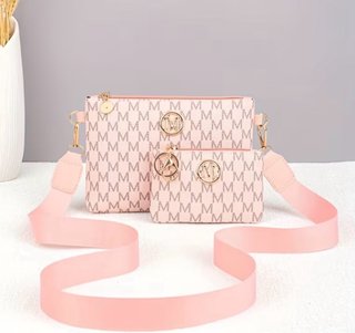 Bolso de mano y cartera con monograma