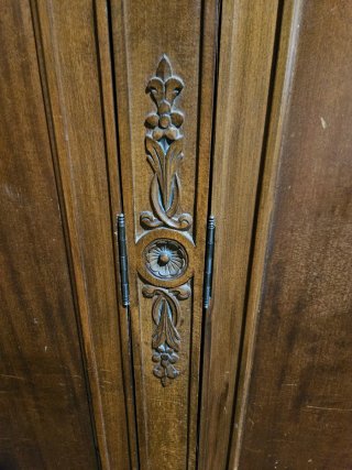 Armario antiguo de madera