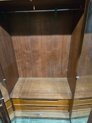 Armario antiguo de madera