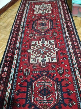 Alfombra de pasillo roja y azul precio negociable
