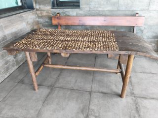 Mesa de trillo rústica de madera y piedra