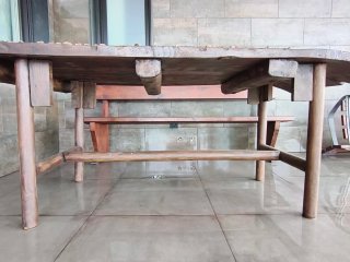 Mesa de trillo rústica de madera y piedra