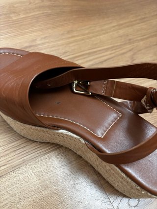 Sandalias de cuña marrones