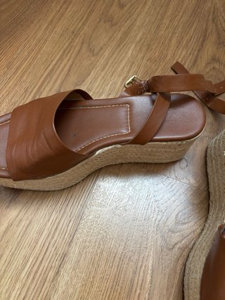 Sandalias de cuña marrones