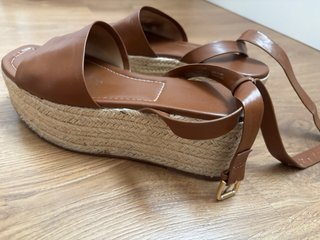 Sandalias de cuña marrones