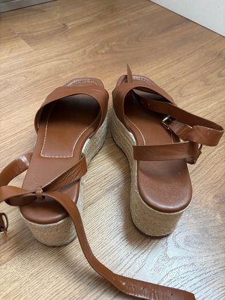 Sandalias de cuña marrones