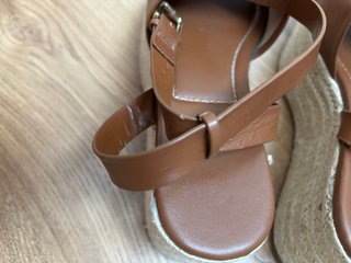 Sandalias de cuña marrones