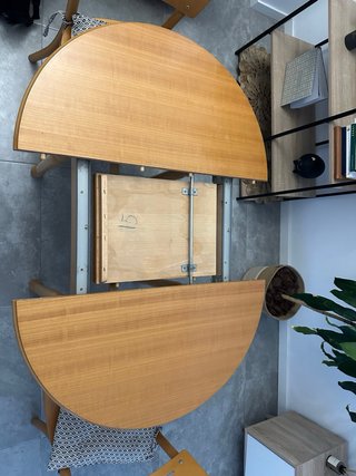 Mesa redonda extensible de madera + 2 sillas