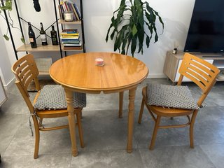 Mesa redonda extensible de madera + 2 sillas