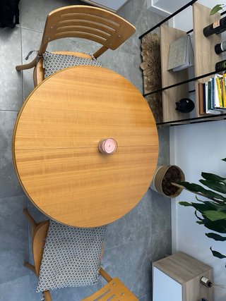 Mesa redonda extensible de madera + 2 sillas