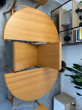 Mesa redonda extensible de madera + 2 sillas