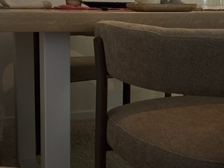 Tavolo da pranzo in legno e metallo quasi nuovo. Molto bello