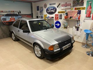 Impresionante y raro en Europa Ford Escort RS1600i