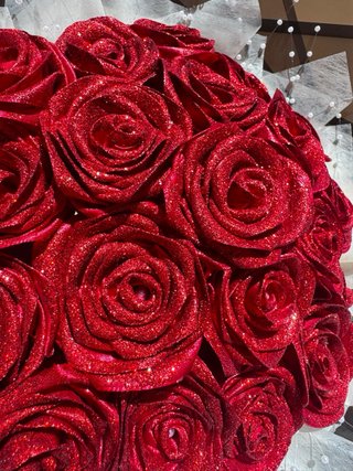 Ramo de rosas rojas brillantes