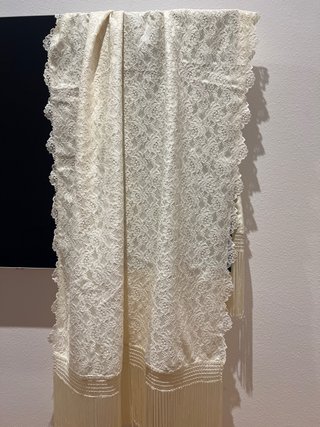 Chal de encaje beige hecho a mano