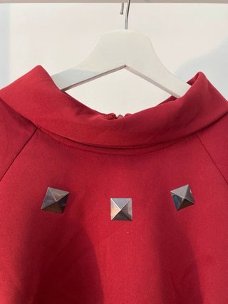 Blusa roja elegante manga francesa
