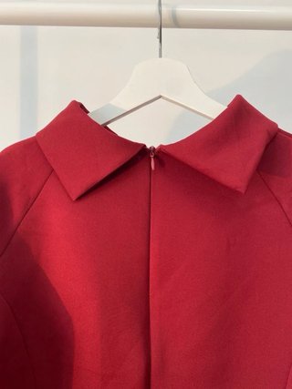Blusa roja elegante manga francesa