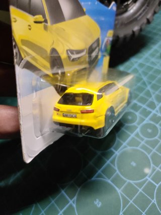Hotwheels Audi RS6 Avant Amarillo