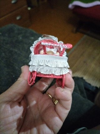 Carrito de bebé miniatura con muñeca