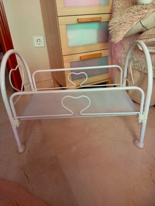 Cuna de metal blanca para muñecos