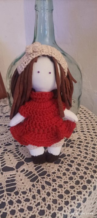 Muñeca de tela artesanal con vestido rojo