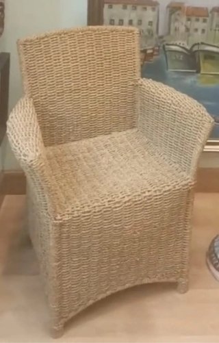 Sillón de mimbre beige