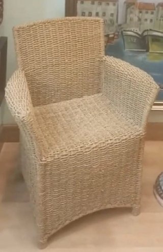 Sillón de mimbre beige