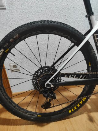 Bicicleta Ghost Blanca y Negra CARBONO