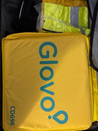 Ropa repartidor y 2 mochilas