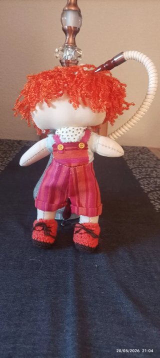 Muñeco de tela con pelo naranja