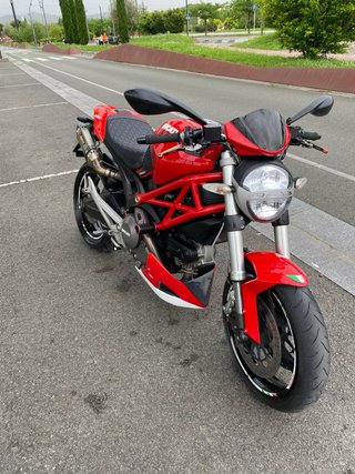 Ducati Monster 696 Roja