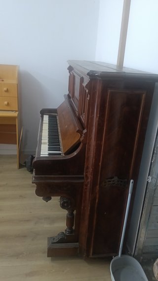 Piano antiguo de madera