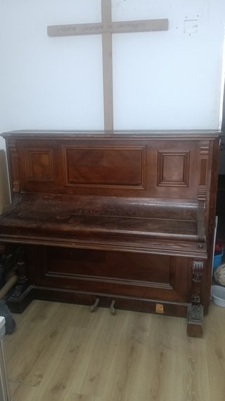 Piano antiguo de madera
