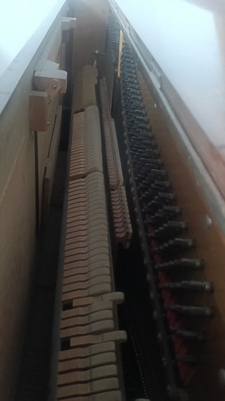 Piano antiguo de madera