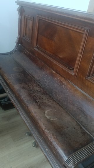 Piano antiguo de madera