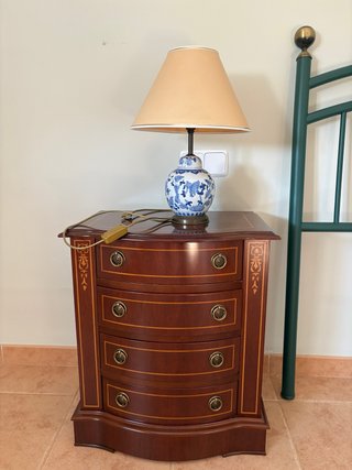 Mesita de noche clásica de madera