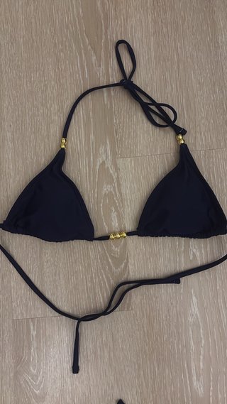 Bikini azul con detalles dorados